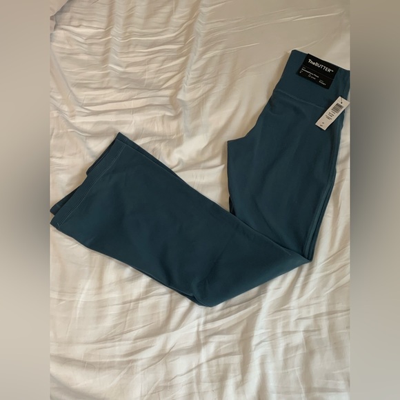 TnaBUTTER™ Atmosphere Flare Hi-Rise Legging - Picture 9 of 12